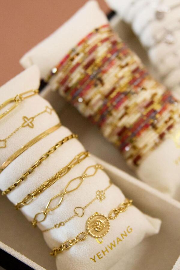 Las pulseras muestran los encantos del conjunto de joyas. Plata Acero inoxidable